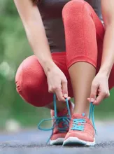 Mujer amarr&aacute;ndose los zapatos 