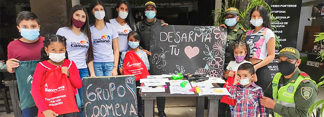 Cuatro mil menores recibirán kits escolares a cambio de sus juguetes bélicos Cuatro mil menores recibirán kits escolares a cambio de sus juguetes bélicos