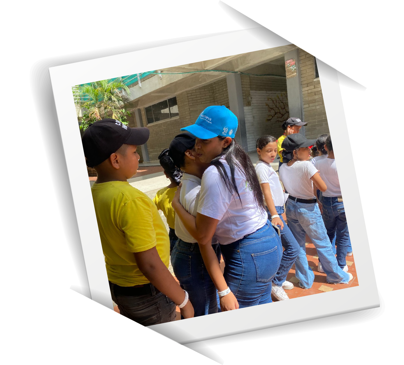 La esencia de un voluntario está en creer y trabajar por un mundo más humano y sensible La esencia de un voluntario está en creer y trabajar por un mundo más humano y sensible