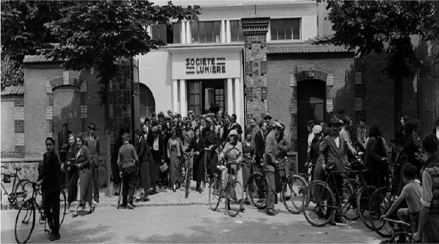 La salida de la fábrica Lumière en Lyon (1895) La salida de la fábrica Lumière en Lyon (1895)